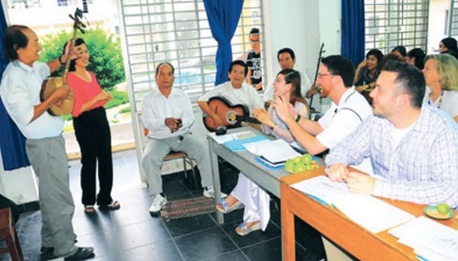 Người thông 4 ngoại ngữ đưa đờn ca tài tử xuất ngoại Ông Bích (trái) đang dạy sinh viên nước ngoài.