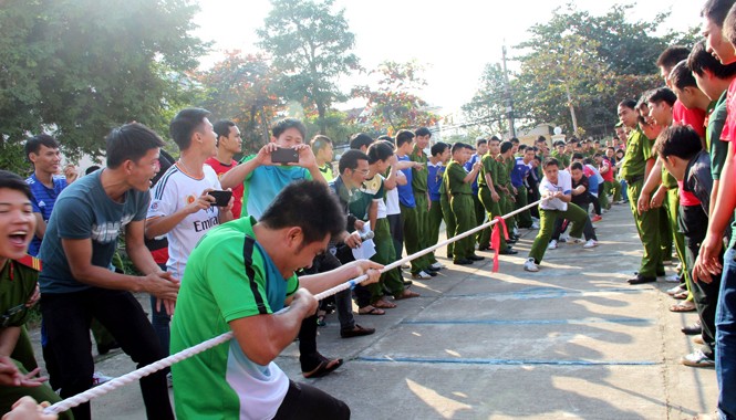 Tết sớm cho chiến sĩ công an trực Tết Các chiến sỹ công an chơi kéo co. Ảnh: Hoài Văn.