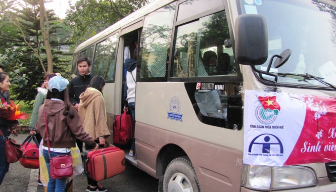 Hỗ trợ hàng trăm sinh viên nghèo về quê đón Tết Sinh viên Huế ở xa được hỗ trợ xe đưa đón an toàn về quê.