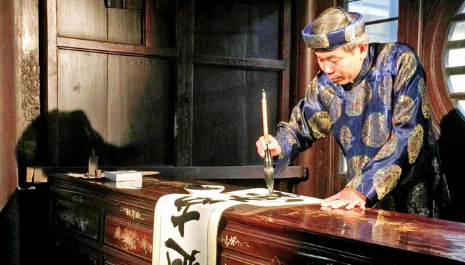 Những linh tự hồi sinh Hải Trung viết thư pháp trong Đại Nội. Ảnh: Quý Mẫn.