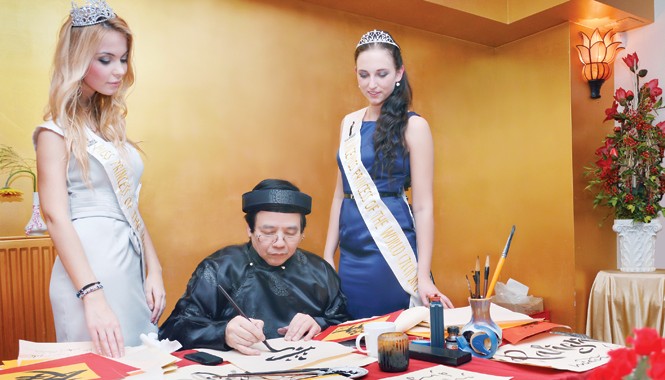 Hoa hậu Séc cũng xin chữ Ông Nguyễn Quyết Tiến tặng chữ Hoa hậu và Á hậu Séc. Ảnh: Linh Diệu.