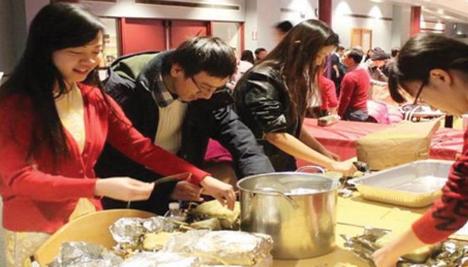 Tết Việt ở trời Tây Bánh chưng gói giấy bạc của du học sinh tại Boston (Mỹ).
