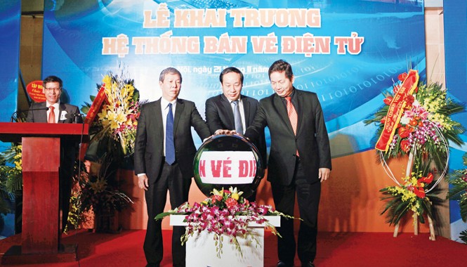 10 sự kiện nổi bật của Đường sắt Việt Nam Với hệ thống bán vé điện tử, hành khách có thể mua vé tàu mọi lúc, mọi nơi; hạn chế nạn đầu cơ vé, bán vé chợ đen.