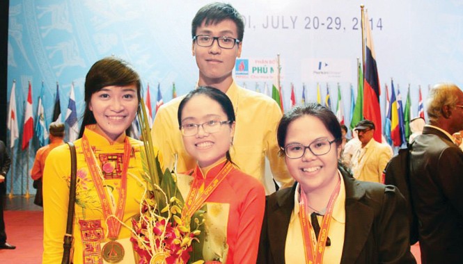 Tài năng không đợi tuổi Phạm Ngân Giang (thứ 2 từ trái sang), cùng các thành viên đội tuyển Olympic quốc tế 2014.