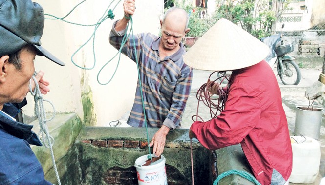 Gánh nước xuyên qua thế kỷ Hình ảnh hàng ngày của cụ Đường bên giếng Bá Lễ.