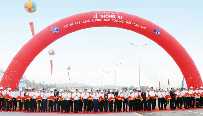 Cao tốc “đắt xắt ra miếng” của VEC Lễ thông xe toàn tuyến cao tốc Nội Bài - Lào Cai.