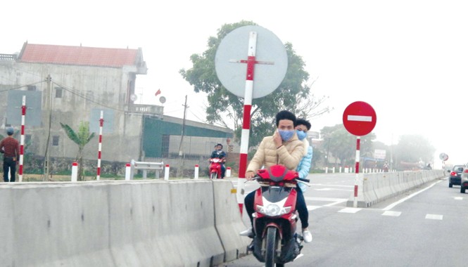Thanh niên về quê, uống rượu, gây họa Tình trạng không đội mũ bảo hiểm diễn ra phổ biến dịp Tết (ảnh chụp ngày mùng 4 Tết trên QL 1A qua huyện Tĩnh Gia - Thanh Hóa). Ảnh: Sỹ Lực.