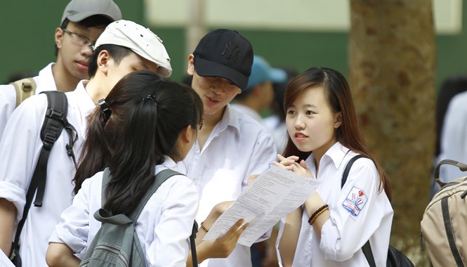 Đổi mới giáo dục để có một lớp người mới Học sinh trường THPT Quang Trung, Đống Đa-Hà Nội đang thảo luận sau giờ thi tốt nghiệp năm 2014. Ảnh: Ngọc Châu.
