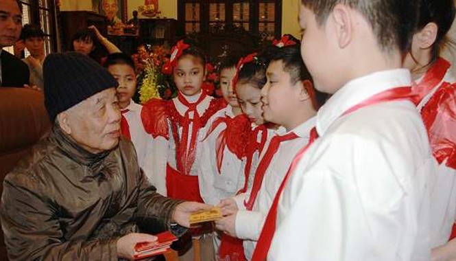 Ban Bí thư T.Ư Đoàn chúc Tết nguyên lãnh đạo Đảng, Nhà nước Nguyên Tổng Bí thư Đỗ Mười mừng tuổi thiếu nhi đi theo đoàn. Ảnh: Hoàng Long.