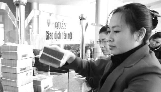 Giảm lãi suất, tăng niềm tin với tiền đồng Tạo niềm tin VNĐ để người dân gửi tiền dài hạn. Ảnh: Như Ý.