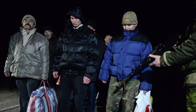 Ukraine lo chiến sự lan rộng ở miền đông Các tù binh được trao đổi gần Luhansk. Ảnh: Sputnik.