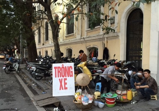 Trông xe 'chặt chém' quanh đền Ngọc Sơn Ảnh minh họa