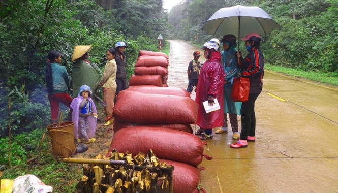 Tiếp nối giai điệu Trường Sơn Đông Bà con bán cà phê ngay trên đường.
