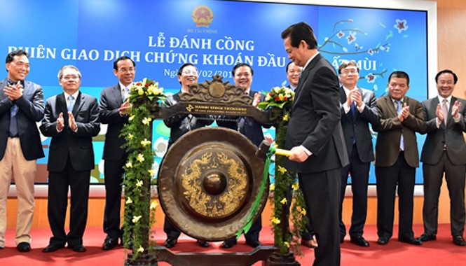 Thủ tướng đánh cồng khai xuân chứng khoán Thủ tướng Nguyễn Tấn Dũng đánh cồng khai phiên xuân giao dịch chứng khoán.