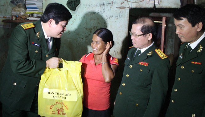 Xuân về, ấm áp quân dân Lãnh đạo Ban Thanh niên Quân đội, Cục Chính trị Quân khu 5 và Tổng Cty 319 - Bộ Quốc phòng tặng bánh chưng, quà tết cho gia đình chị Rơ Chơm H’Lưng ở xã Ia Nan (Đức Cơ, Gia Lai). Ảnh: Nguyễn Minh.