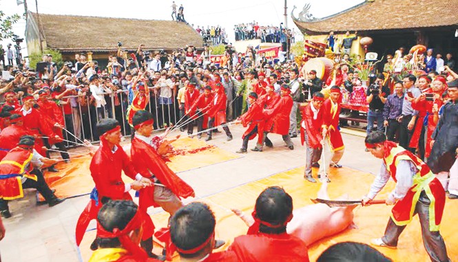 Ném Thượng, mùa chém lợn Quang cảnh lễ hội chém lợn ở Ném Thượng, mùng 6 Tết năm nay. Ảnh: Như Ý.