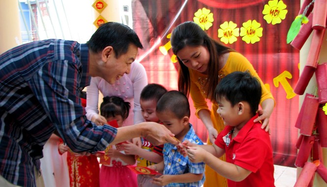 Biến tướng mừng tuổi Cô chú mừng tuổi cho con cháu ngày Tết đầu năm. Ảnh: Anh Tuấn.