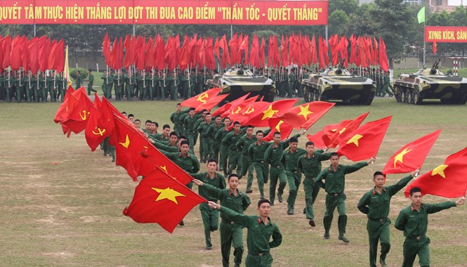 Thi đua cao điểm Tháng Thanh niên Chiến sĩ Trung đoàn 102 đồng diễn văn nghệ tại lễ ra quân. Ảnh: Nguyễn Minh.