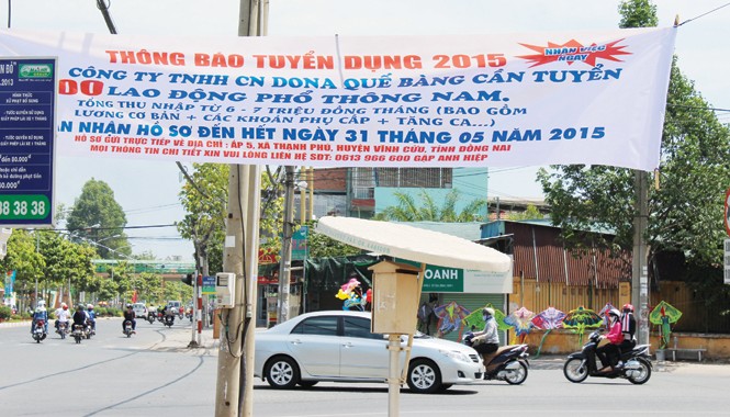 Doanh nghiệp treo biển tuyển dụng khắp nơi Doanh nghiệp treo biển tuyển dụng khắp nơi