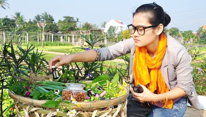 Cô gái 'xách ba lô lên' và... đi tìm tinh dầu rau Nguyễn Ngọc Anh và các sản phẩm tinh chế từ Trà Quế. Ảnh: Nguyễn Trang.
