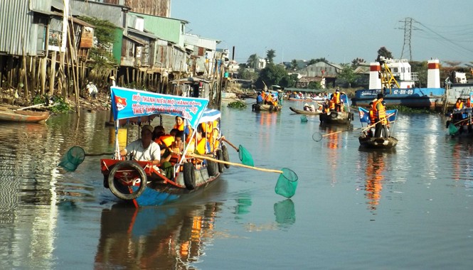 Cần Thơ ra quân “Tháng Thanh niên” ĐVTN quận Cái Răng vớt rác quanh chợ nổi Cái Răng. Ảnh: Hòa Hội.