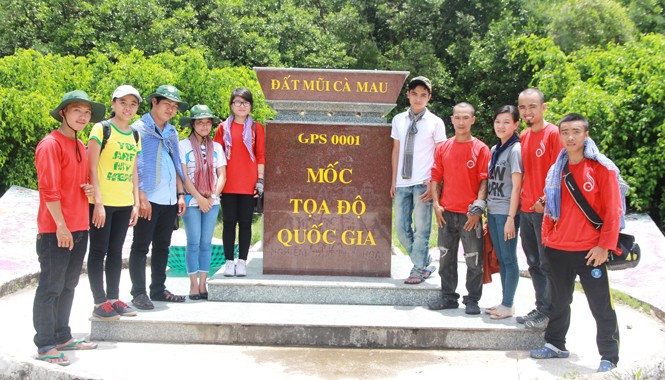 Phượt xuyên Việt chỉ với… 300 ngàn đồng Nhóm “Đi trên những đam mê” chạm mốc tọa độ quốc gia đất mũi Cà Mau.