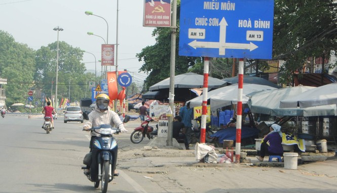 Đô thị vệ tinh, “giấc mơ” vời xa? Bộ mặt của “đô thị vệ tinh” Xuân Mai vẫn còn khá nhếch nhác. Ảnh: NT.