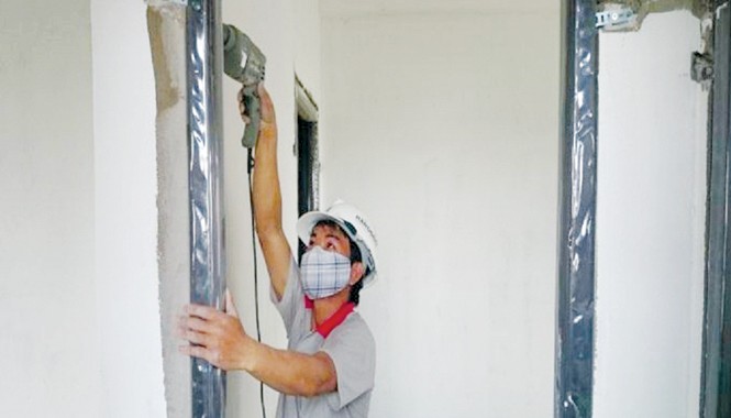 Chậm bàn giao căn hộ: Hỗ trợ khách hàng gói “trời ơi” Công nhân đang làm việc tại dự án được chủ đầu tư cập nhật trên mạng.