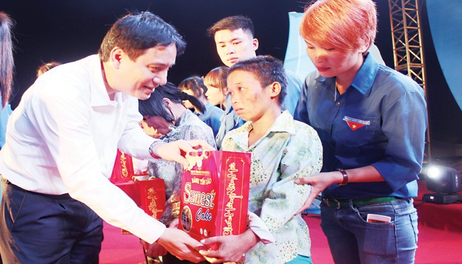 Tiếp sức thanh niên công nhân Anh Nguyễn Đắc Vinh, Bí thư thứ Nhất T.Ư Đoàn trao quà cho trẻ em khuyết tật có hoàn cảnh khó khăn ở huyện Sóc Sơn. Ảnh: Quang Lộc.