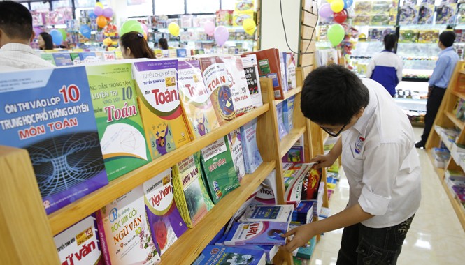 SGK Toán THPT sau 2015: Nên giảm một nửa kiến thức hiện hành Kiến thức sách giáo khoa Toán cấp THPT đang quá nặng. Ảnh: Hồng Vĩnh.