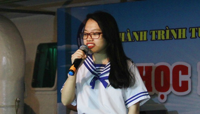 Thơ quyện sóng biển Trường Sa Đoàn Thị Ngọc thể hiện bài thơ “Ai đặt tên cho Trường Sa” trong chương trình văn nghệ trên tàu tối 7/5.