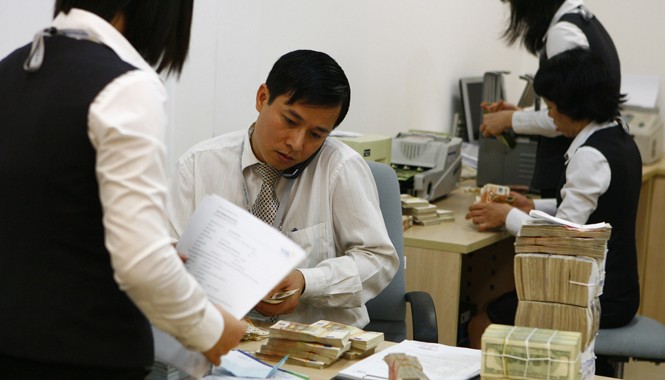 Tỷ giá và dự trữ ngoại hối: Đối mặt những nỗi lo gì? Sau khi tỷ giá được điều chỉnh, điều gì sẽ xảy đến với lãi suất tiền đồng, dự trữ ngoại hối và cán cân thương mại? Ảnh: Hồng Vĩnh.