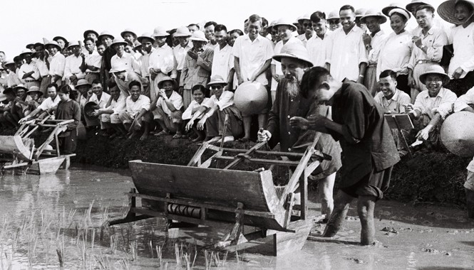 Thành công hay thất bại, đều do cán bộ tốt hoặc kém Bác Hồ điều khiển máy cấy tại trại thí nghiệm lúa thuộc Sở Nông Lâm Hà Nội, năm 1960. Ảnh: Mai Nam.