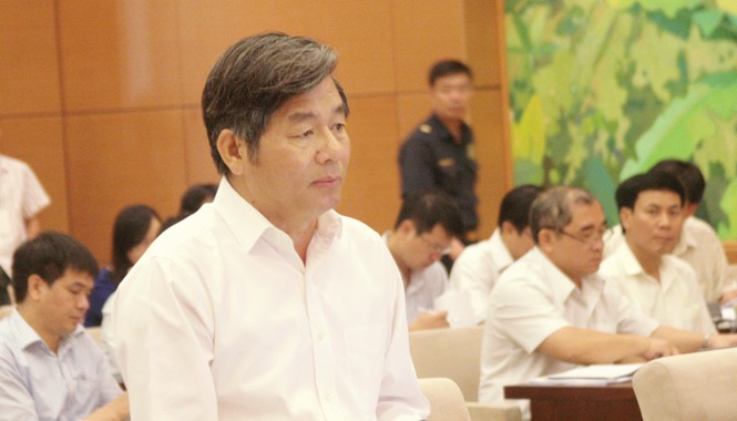 Không thể bán nông sản bằng 'giải pháp tấm lòng' Bộ trưởng Bùi Quang Vinh báo cáo Ủy ban Thường vụ Quốc hội ngày 11/5. Ảnh: Dũng Nguyễn.