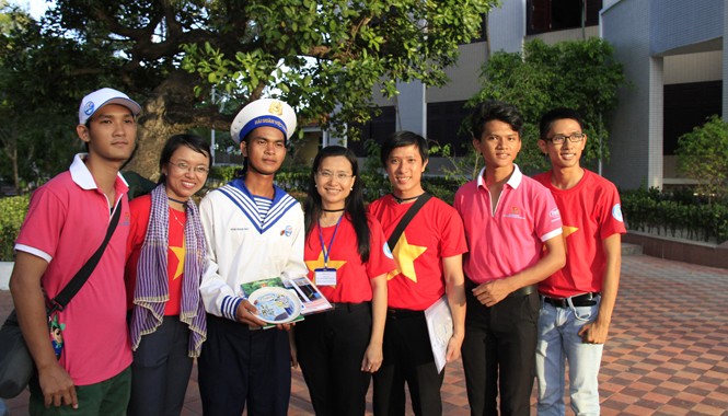 Kết nối nghĩa tình giữa đất liền với biển đảo Chị Nguyễn Phạm Duy Trang, Bí thư Tỉnh Đoàn Bình Dương và đoàn viên, thanh niên Bình Dương trao quà cho chiến sĩ Đặng Hoàng Bạo trên đảo Nam Yết. Ảnh: Trường Phong.
