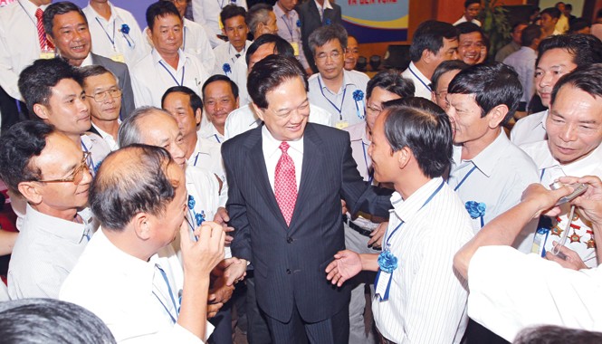 Thủ tướng gặp mặt các nhà khoa học “chân đất” Tại buổi gặp mặt, Thủ tướng Nguyễn Tấn Dũng đánh giá cao những nỗ lực, sáng tạo của các nhà khoa học không chuyên. Ảnh: Đức Tám.