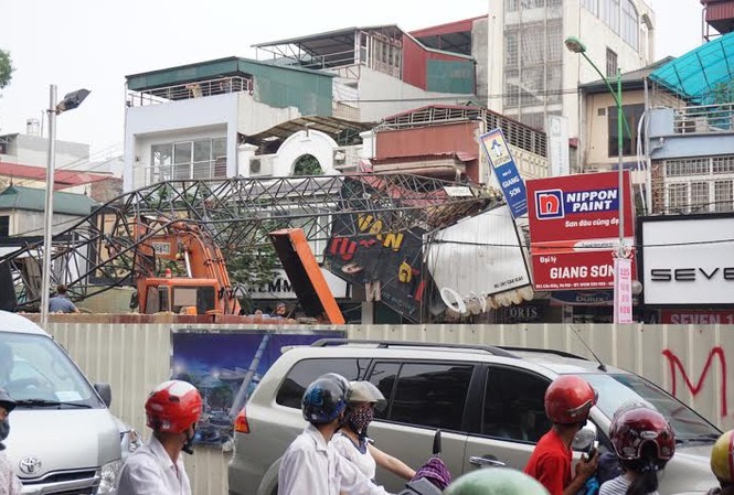 Trách nhiệm ở đâu? Cần cầu dự án ĐSĐT Nhổn - Ga Hà Nội sập đổ ào vào nhà dân. Ảnh: Như Ý