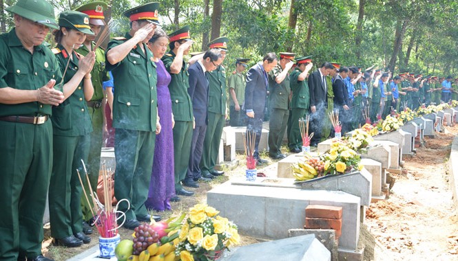 An táng 25 hài cốt liệt sỹ Việt Nam hy sinh tại Lào Lễ truy điệu, an táng 25 hài cốt liệt sỹ quân tình nguyện, chuyên gia Việt Nam hy sinh tại Lào. Ảnh: Cẩm Kỳ.