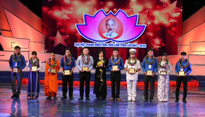 Học Bác từng ngày Cao Văn Thịnh (thứ 3 từ trái sang) trong Đại hội Thanh niên tiên tiến làm theo lời Bác.