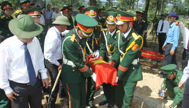 An táng quân tình nguyện, chuyên gia Việt Nam hy sinh tại Lào An táng quân tình nguyện, chuyên gia Việt Nam hy sinh tại Lào