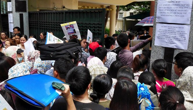 Tinh giản biên chế: Không có vùng cấm Lãnh đạo Bộ Nội vụ khẳng định, việc tinh giản biên chế sẽ được thực hiện một cách công khai, dân chủ, khách quan và không có vùng cấm (Ảnh: Nộp hồ sơ thi tuyển công chức tại Cục thuế thành phố Hà Nội ngày 12/8/2014). Ảnh: Hồng Vĩnh.