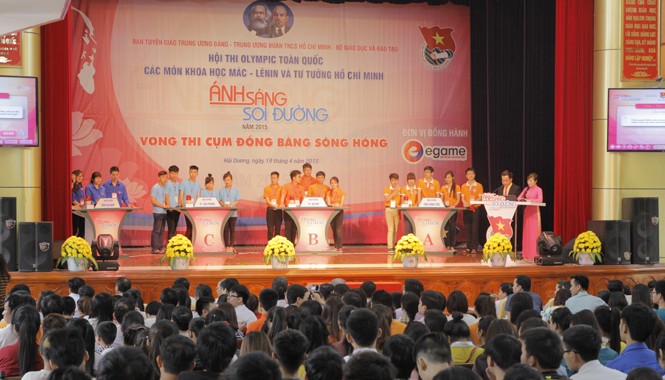 Đổi mới để giáo dục thanh niên Các thí sinh tham gia hội thi “Ánh sáng soi đường”.