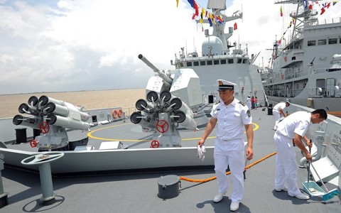 'Đánh bắt xa bờ' Tàu hải quân Trung Quốc trong một cuộc tập trận hồi tháng 4/2014