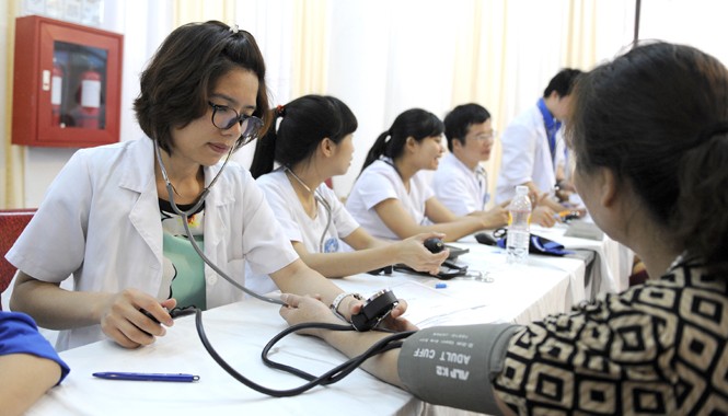 Thầy thuốc trẻ cả nước tình nguyện vì sức khỏe cộng đồng Bác sĩ khám bệnh cho người dân trong Ngày hội. Ảnh: Xuân Tùng.