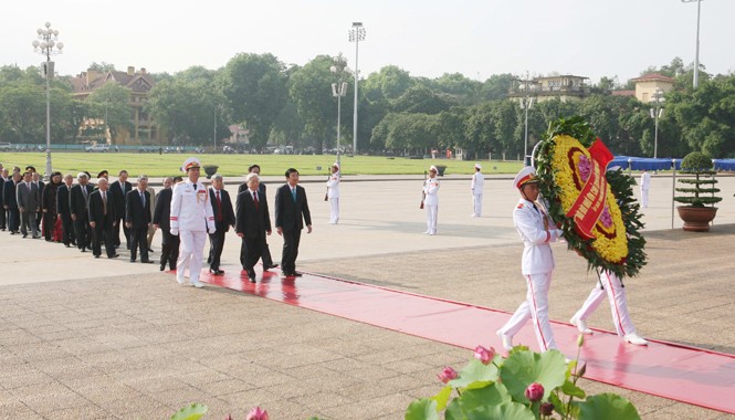 Mít tinh kỷ niệm 125 năm Ngày sinh Chủ tịch Hồ Chí Minh Đoàn đại biểu Ban Chấp hành Trung ương Đảng, Chủ tịch nước, Chính phủ, Quốc hội, Ủy ban Trung ương Mặt trận Tổ quốc Việt Nam đã đặt vòng hoa vào Lăng viếng Chủ tịch Hồ Chí Minh nhân kỷ niệm 125 năm Ngày sinh của Người (19/5/1890 - 19/5/2015). Ảnh: Như Ý.