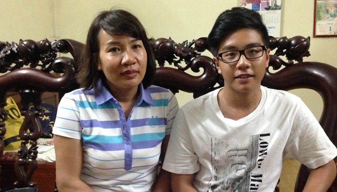 Cậu học sinh trường Ams và hành trình giành học bổng danh giá Chu Ân Lai và mẹ tại nhà riêng. Ảnh : Nguyễn Hà.