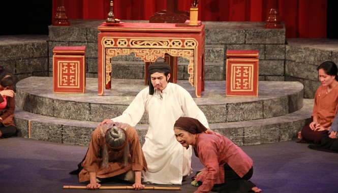 Tính thời đại của 'Công lý không gục ngã' Quan liêm chính Ngô Thì Nhậm trong “Công lý không gục ngã” thành hình tượng chuyên chở niềm tin của con người khi đối diện cái ác. Ảnh: T.Toan.