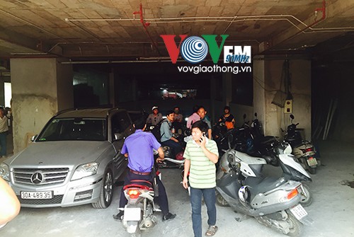 Cư dân lại 'kêu' vì phí gửi xe Khu vực để xe của chung cư. Ảnh: VOV giao thông.