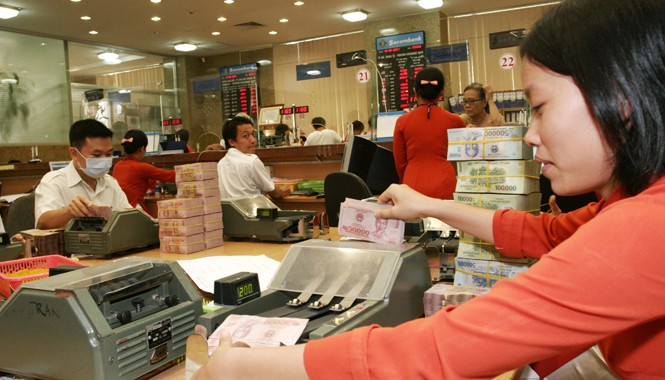 Lãi suất vay: Khó giảm? Tiền gửi đã hạ lãi suất trong khi lãi vay vẫn đứng im. Ảnh: Như Ý.