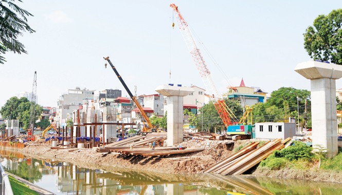 Hàng loạt xe cẩu thi công chưa có báo cáo kiểm định Những chiếc cần cẩu đang thi công tại đoạn đường Láng thuộc dự án đường sắt trên cao tuyến Cát Linh - Hà Đông. Ảnh: Ngọc Châu.